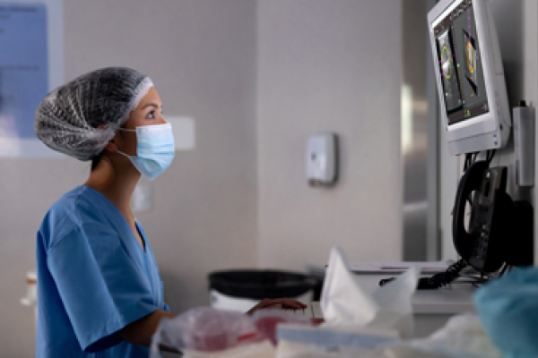 Sjukvårdspersonal som tittar på en skärm i laboratoriemiljö