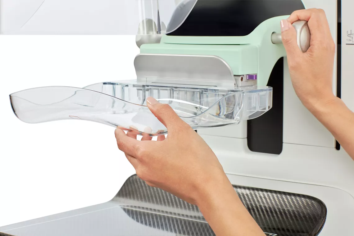 SmartCurve Breast Stabilization System med två händer på maskinen