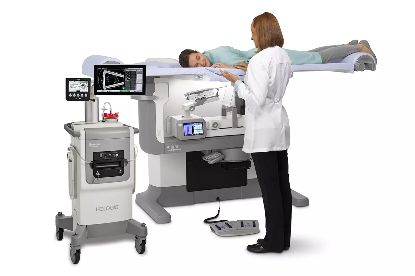 Patient använder bröstbiopsisystem med vårdpersonal