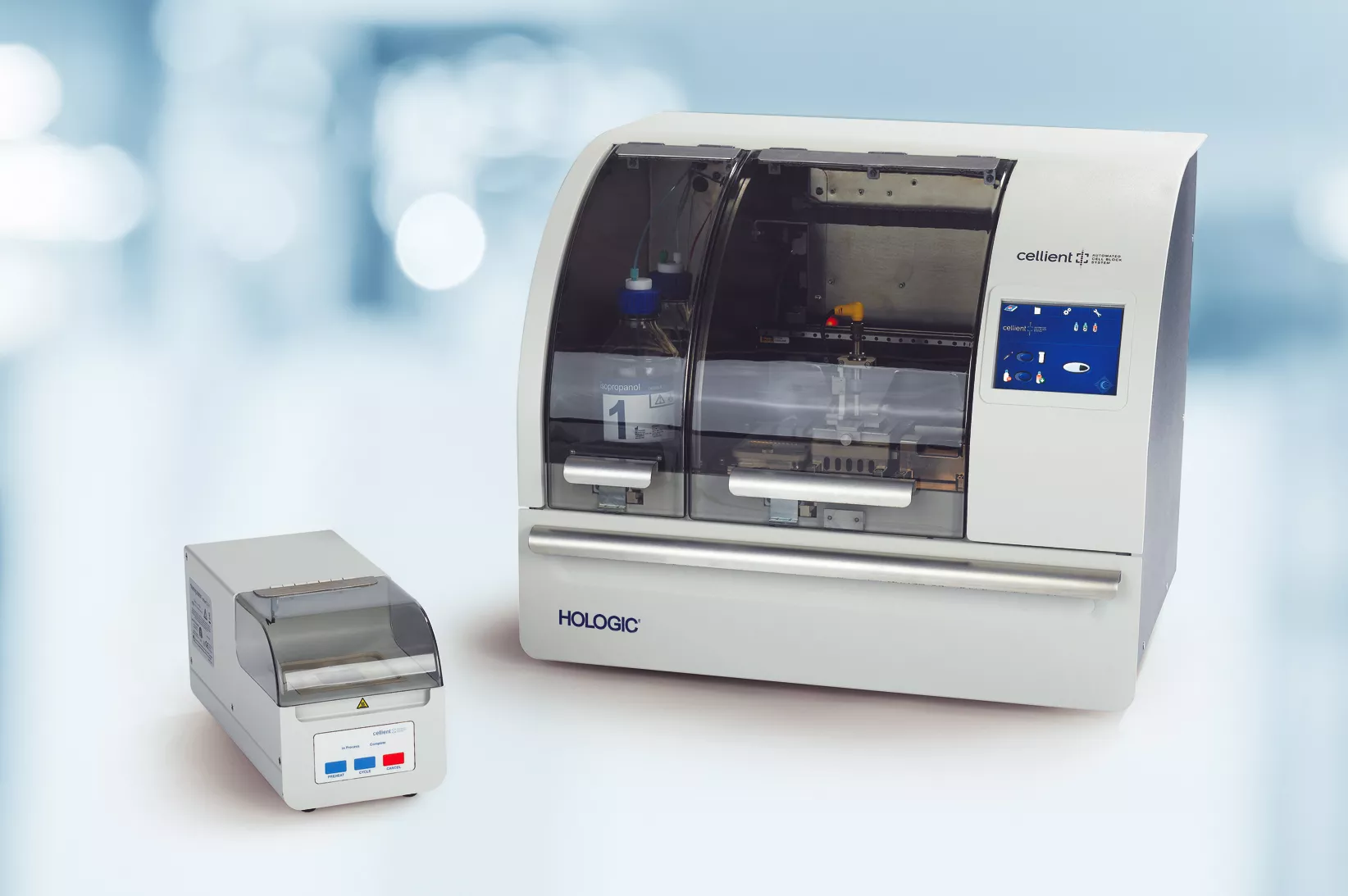 Medicinteknisk enhet på bord i laboratoriemiljö.