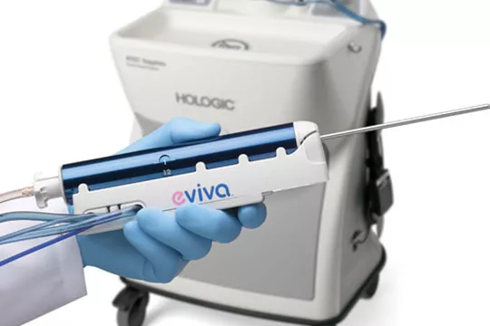 Bröstbiopsisystem mot vit bakgrund