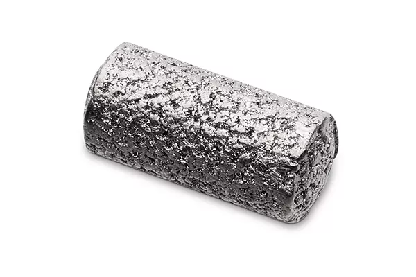 Korkformad TriMark biopsiplatsmarkör mot vit bakgrund