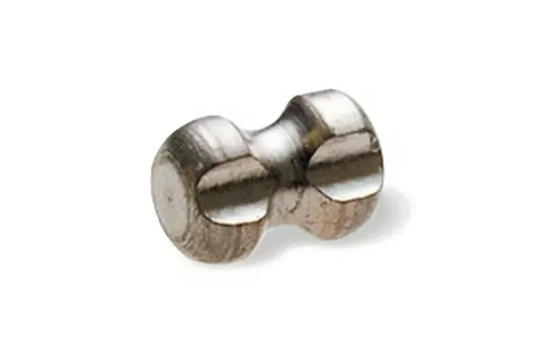 Timglasformad TriMark biopsiplatsmarkör mot vit bakgrund