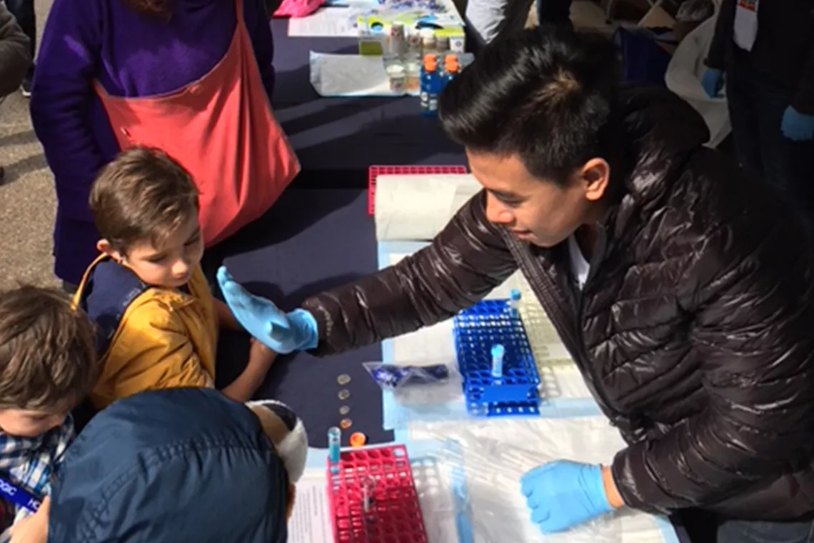 Evenemangsarbetare skojar med barn och gör en “'high five”