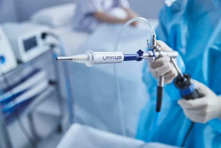 En bild på sjukvårdspersonal som håller en Omni® Lok Cervical Seal