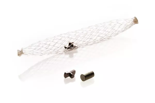 Cylinderhattsformad SecurMark-bröstbiopsimarkör mot vit bakgrund