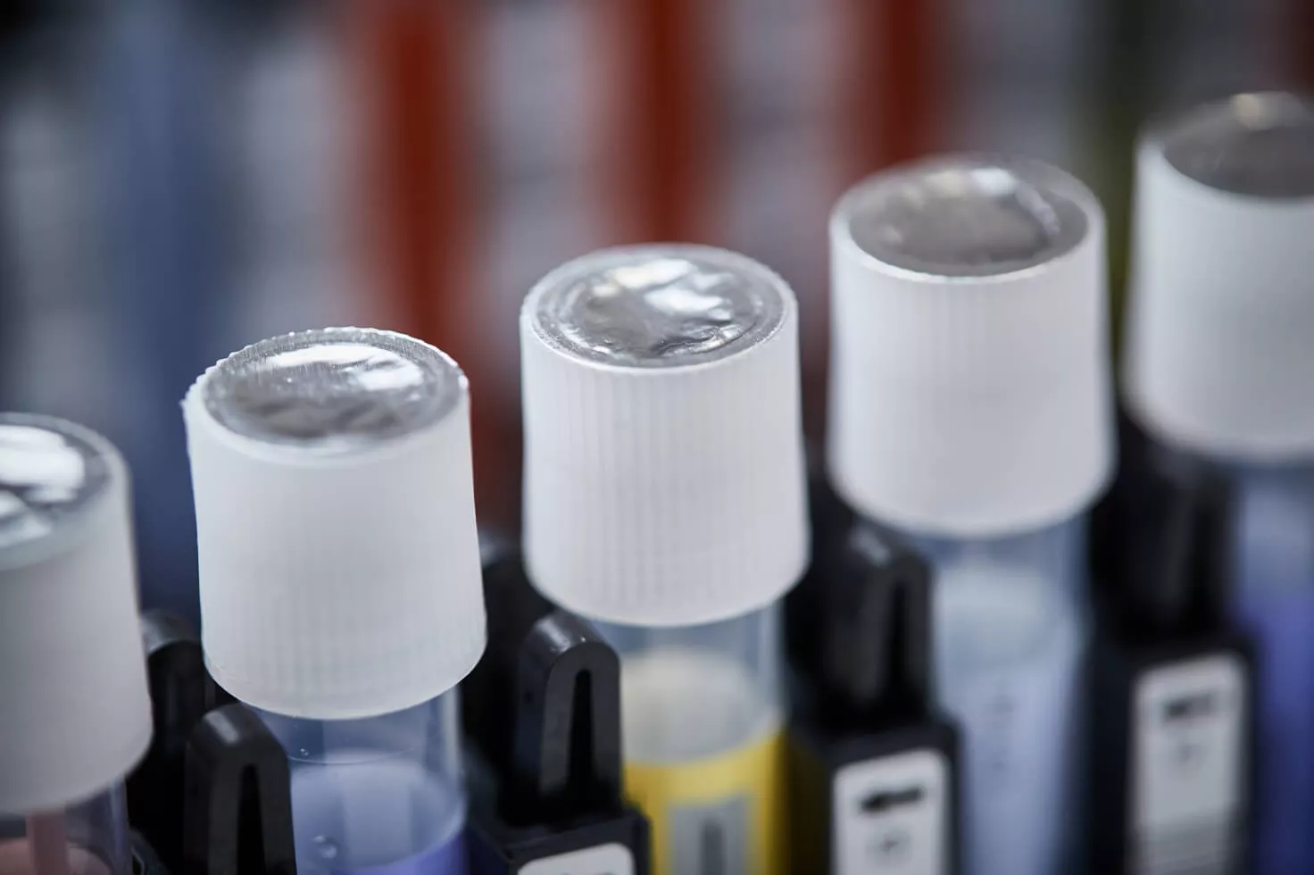 Närbild av provburkar i ställ