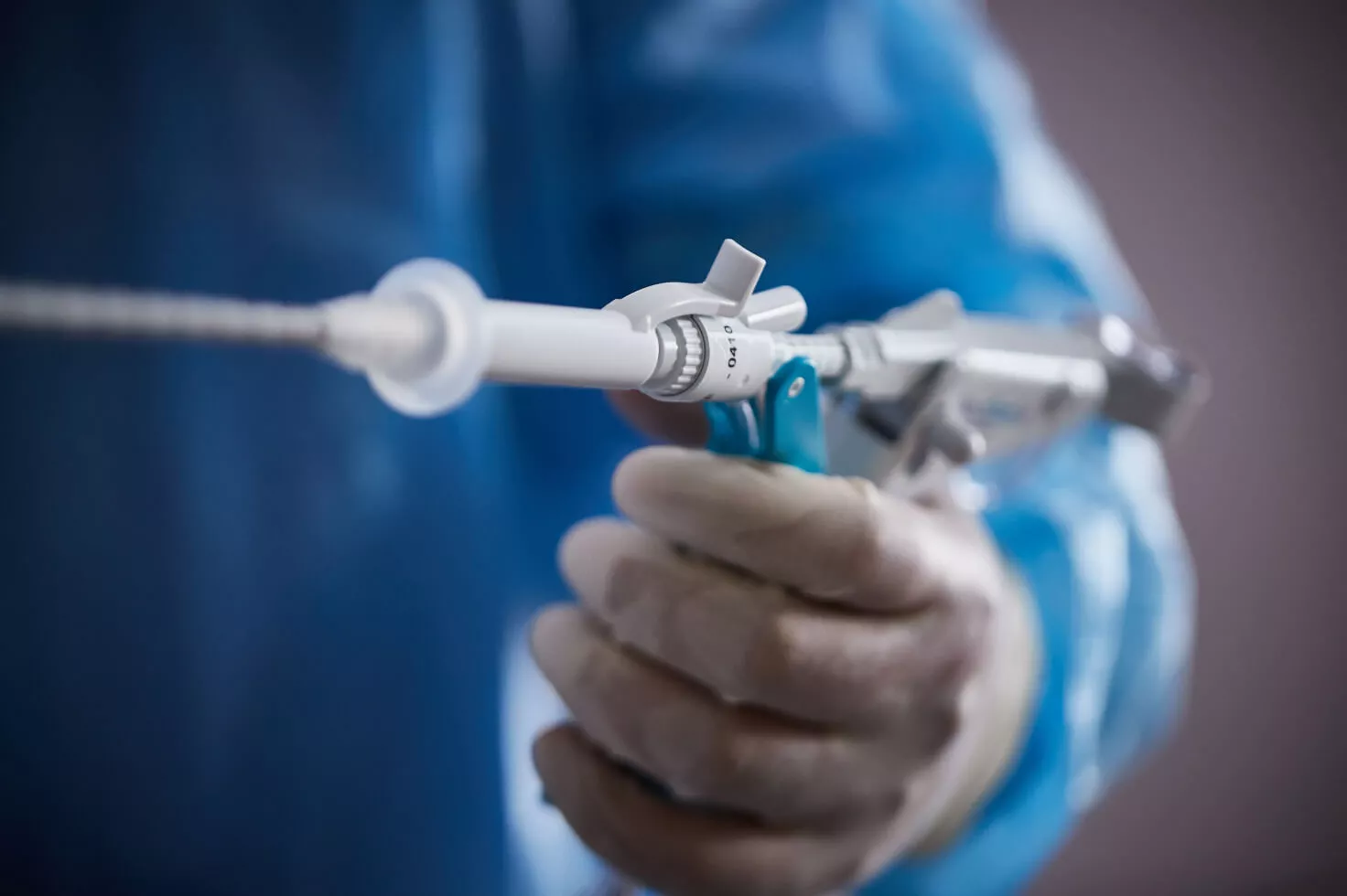 Sjukvårdspersonal som håller ett biopsisystems nål